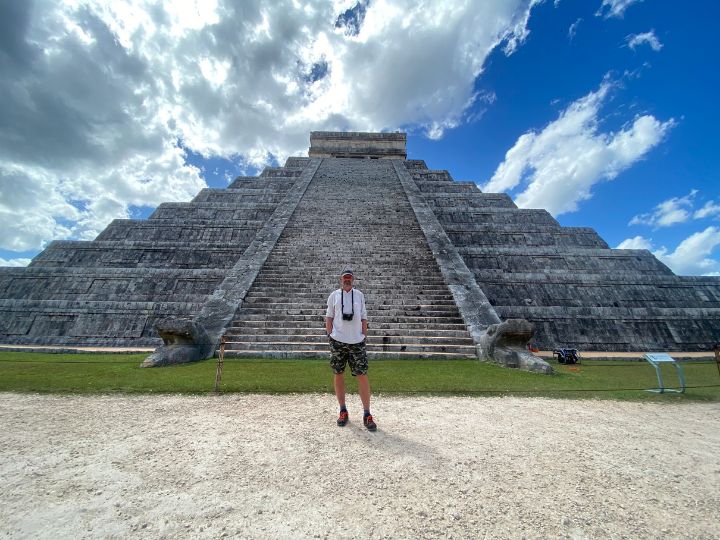 digital nomad visiting Chichen Itza